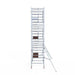 Rollgerüst Euroscaffold Professionell 135x250 7,2m Arbeitshöhe Carbonplattform gegen Fassade - Gerüstexpress.de