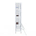 Rollgerüst Euroscaffold Professionell 135x250 8,2m Arbeitshöhe Carbonplattform gegen Fassade - Gerüstexpress.de
