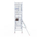 Rollgerüst Euroscaffold Professionell 135x305 6,2m Arbeitshöhe Carbonplattform gegen Fassade - Gerüstexpress.de
