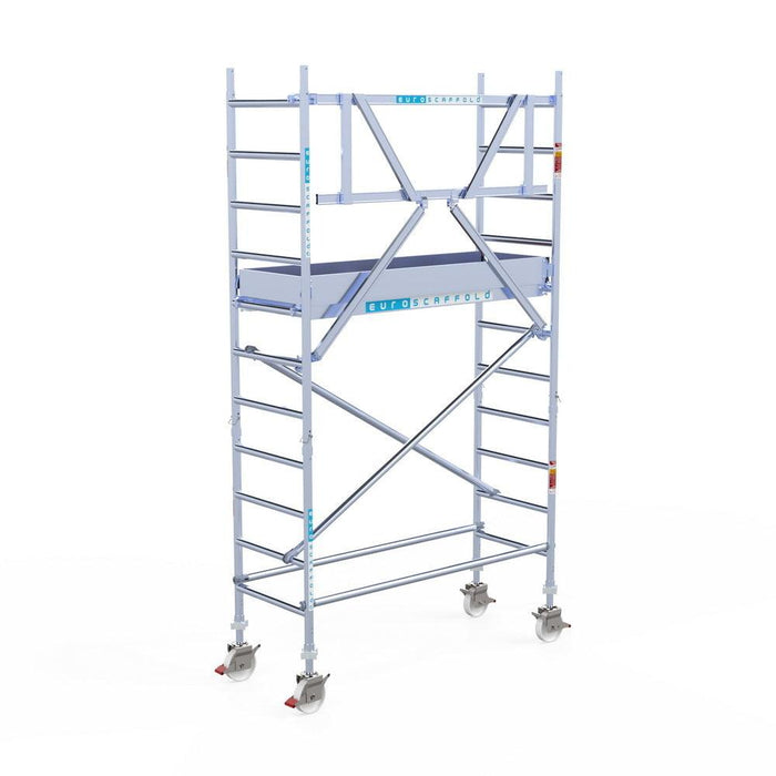 Rollgerüst Euroscaffold Professionell 75x190 4,2m Arbeitshöhe Carbonplattform gegen Fassade - Gerüstexpress.de