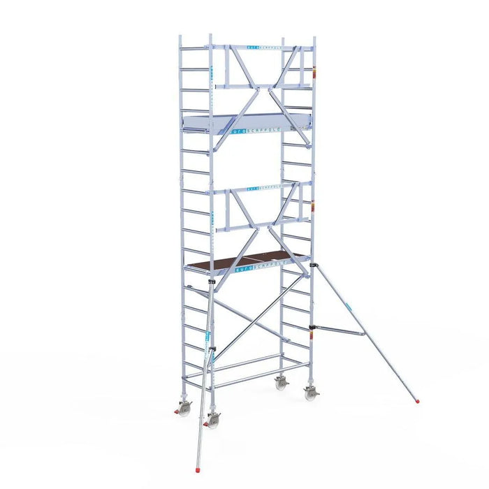 Rollgerüst Euroscaffold Professionell 75x190 6,2m Arbeitshöhe Carbonplattform gegen Fassade - Gerüstexpress.de