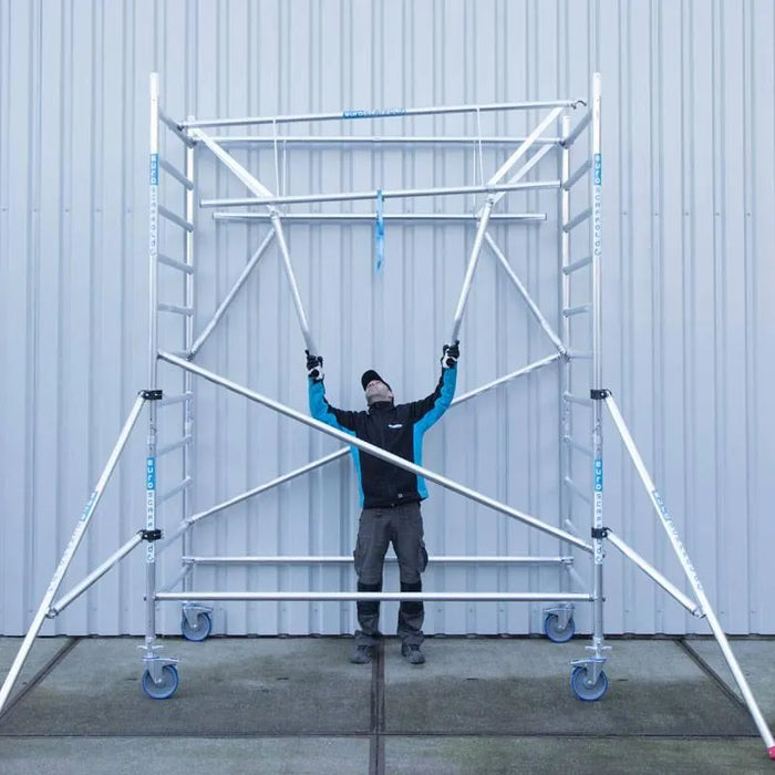 Rollgerüst Euroscaffold Professionell 75x250 5,2m Arbeitshöhe Carbonplattform gegen Fassade - Gerüstexpress.de