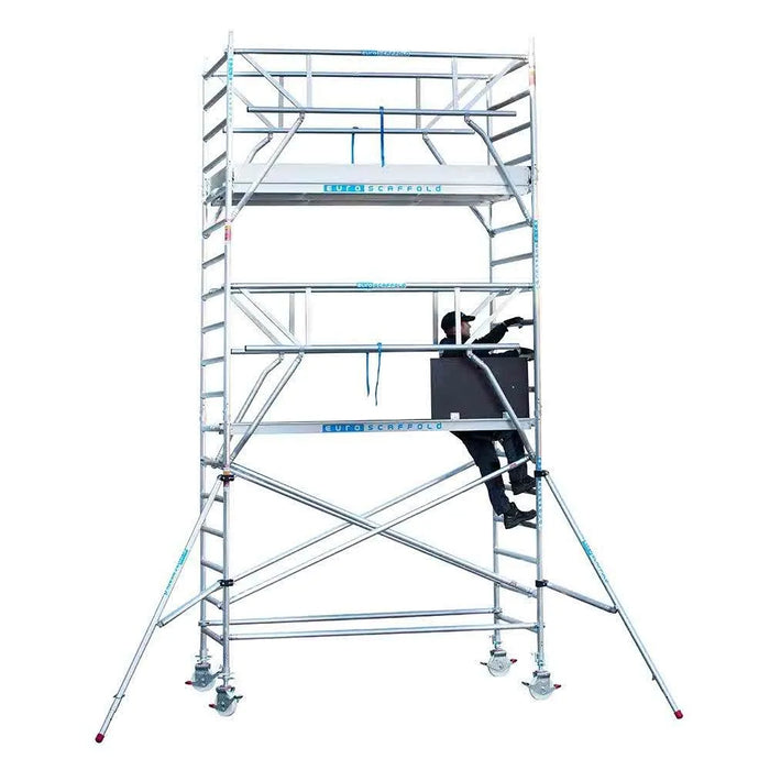 Rollgerüst Euroscaffold Professionell 75x250 6,2m Arbeitshöhe Carbonplattform gegen Fassade - Gerüstexpress.de