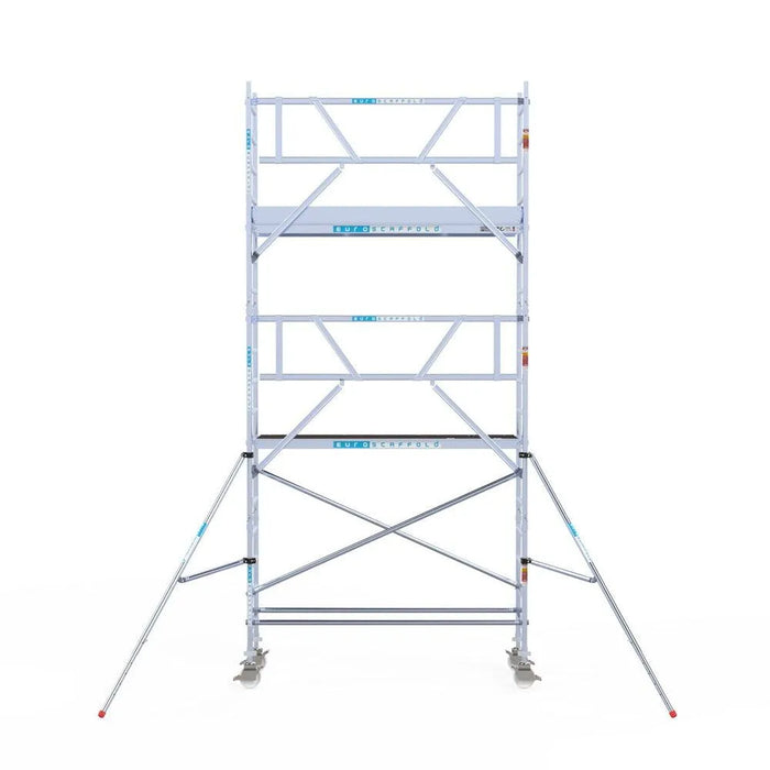 Rollgerüst Euroscaffold Professionell 75x250 6,2m Arbeitshöhe Carbonplattform gegen Fassade - Gerüstexpress.de