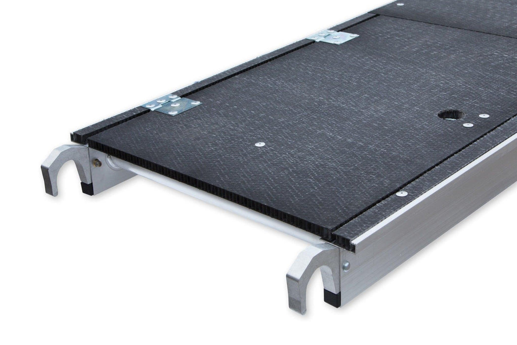 Rollgerüst Euroscaffold Professionell 90x190 4,2m Arbeitshöhe Carbonplattform gegen Fassade - Gerüstexpress.de