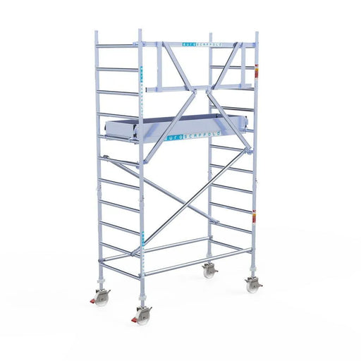 Rollgerüst Euroscaffold Professionell 90x190 4,2m Arbeitshöhe Carbonplattform gegen Fassade - Gerüstexpress.de