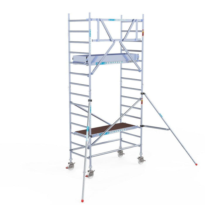 Rollgerüst Euroscaffold Professionell 90x190 5,2m Arbeitshöhe Carbonplattform gegen Fassade - Gerüstexpress.de