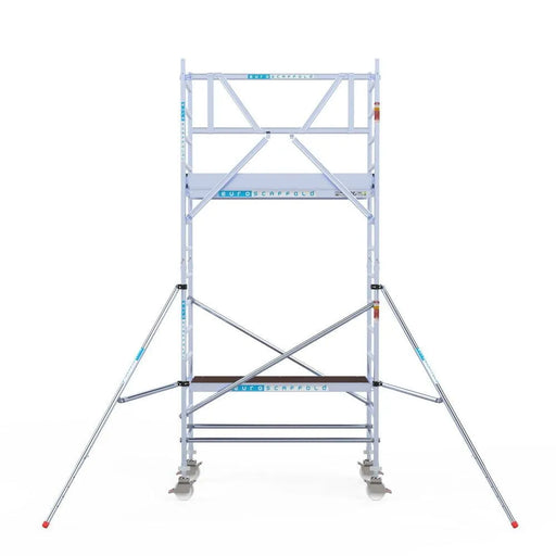 Rollgerüst Euroscaffold Professionell 90x190 5,2m Arbeitshöhe Carbonplattform gegen Fassade - Gerüstexpress.de