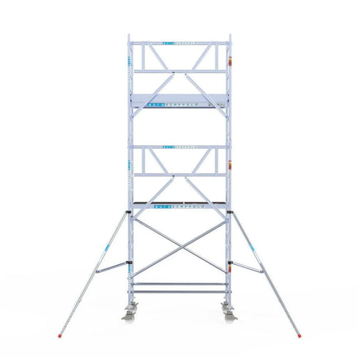 Rollgerüst Euroscaffold Professionell 90x190 6,2m Arbeitshöhe Carbonplattform gegen Fassade - Gerüstexpress.de
