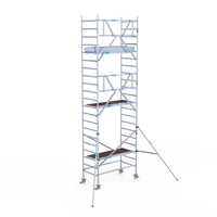 Echafaudage roulant Euroscaffold Professional 90x190 hauteur de travail 7,2m plateforme carbone contre façade