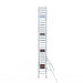Rollgerüst Euroscaffold Professionell 90x190 9,2m Arbeitshöhe Carbonplattform gegen Fassade - Gerüstexpress.de