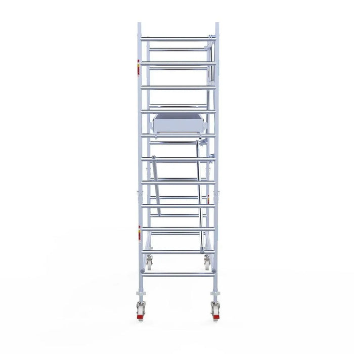 Rollgerüst Euroscaffold Professionell 90x250 4,2m Arbeitshöhe Carbonplattform gegen Fassade - Gerüstexpress.de