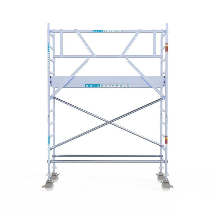 Rollgerüst Euroscaffold Professionell 90x250 4,2m Arbeitshöhe Carbonplattform gegen Fassade - Gerüstexpress.de