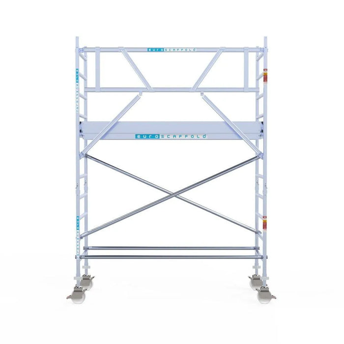 Rollgerüst Euroscaffold Professionell 90x250 4,2m Arbeitshöhe Carbonplattform gegen Fassade - Gerüstexpress.de