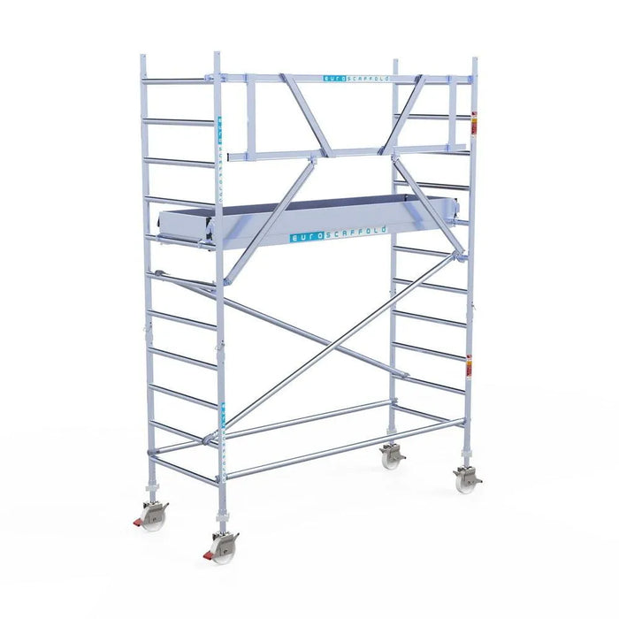 Rollgerüst Euroscaffold Professionell 90x250 4,2m Arbeitshöhe Carbonplattform gegen Fassade - Gerüstexpress.de