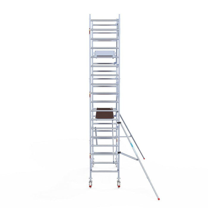 Rollgerüst Euroscaffold Professionell 90x250 6,2m Arbeitshöhe Carbonplattform gegen Fassade - Gerüstexpress.de