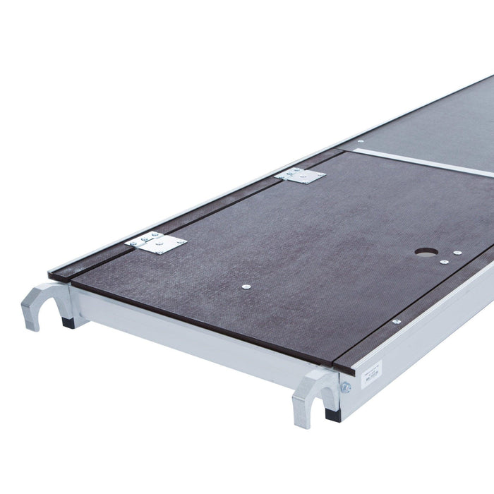 Rollgerüst Euroscaffold Professionell 90x250 7,2m Arbeitshöhe an der Fassade - Gerüstexpress.de