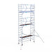 Rollgerüst Euroscaffold Professionell 90x250 7,2m Arbeitshöhe Carbonplattform gegen Fassade - Gerüstexpress.de
