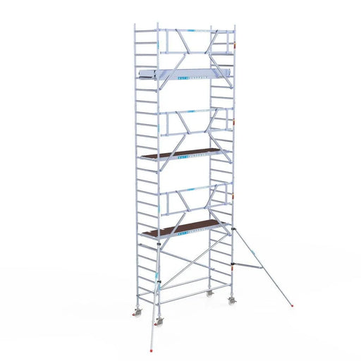 Rollgerüst Euroscaffold Professionell 90x250 8,2m Arbeitshöhe Carbonplattform gegen Fassade - Gerüstexpress.de