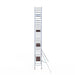 Rollgerüst Euroscaffold Professionell 90x250 9,2m Arbeitshöhe Carbonplattform gegen Fassade - Gerüstexpress.de