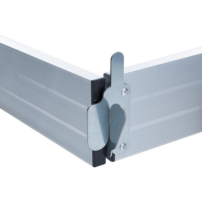 Rollgerüst Euroscaffold Professionell 90x305 7,2m Arbeitshöhe Carbonplattform gegen Fassade - Gerüstexpress.de
