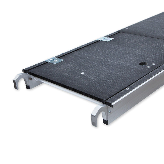Rollgerüst Euroscaffold Professionell 90x305 7,2m Arbeitshöhe Carbonplattform gegen Fassade - Gerüstexpress.de