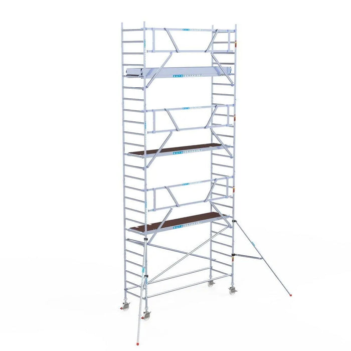 Rollgerüst Euroscaffold Professionell 90x305 8,2m Arbeitshöhe Carbonplattform gegen Fassade - Gerüstexpress.de
