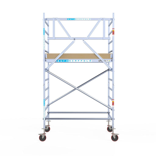 Rollgerüst Euroscaffold Basic 135x190 4,2m Arbeitshöhe Carbonplattform gegen Fassade - GerüstExpress