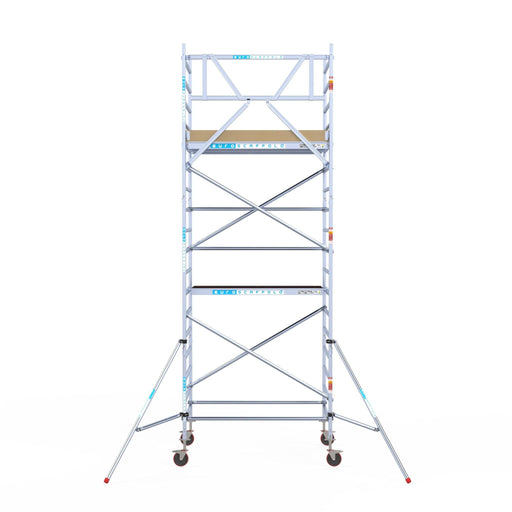 Rollgerüst Euroscaffold Basic 135x190 6,2m Arbeitshöhe Carbonplattform gegen Fassade - GerüstExpress