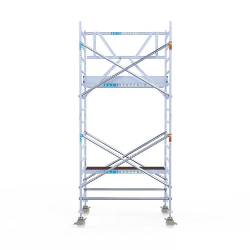 Rollgerüst Euroscaffold Professionell 135x190 5,2m Arbeitshöhe Carbonplattform gegen Fassade - GerüstExpress