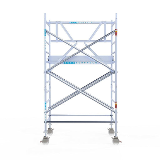 Rollgerüst Euroscaffold Professionell 135x190 4,2m Arbeitshöhe Carbonplattform gegen Fassade - GerüstExpress