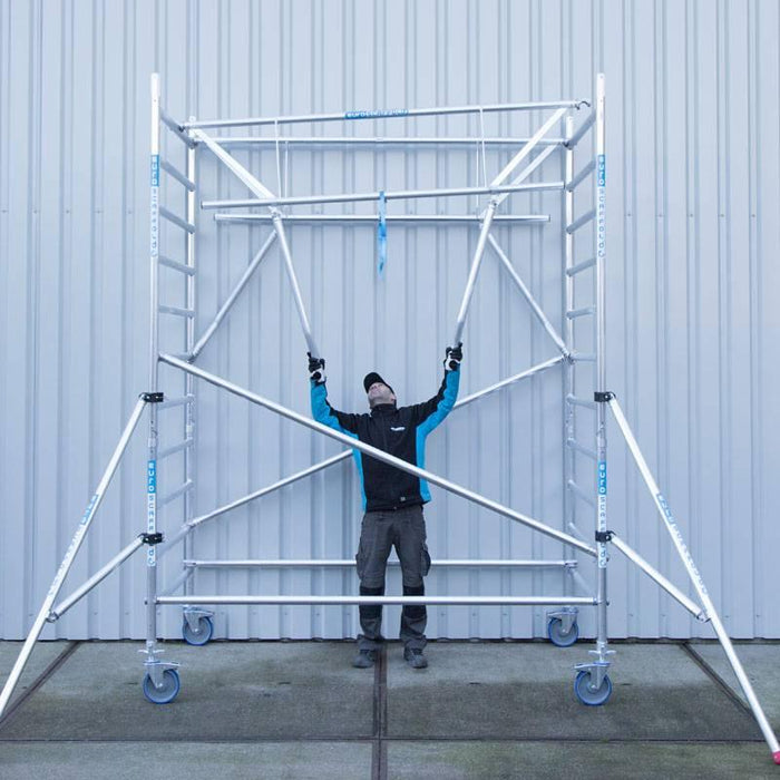 Rollgerüst Euroscaffold Professionell 75x190 9,2m Arbeitshöhe Carbonplattform gegen Fassade - GerüstExpress